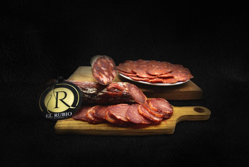 Lomo, Chorizo y Jamon Ibérico de Guijuelo en tabla jamonera de madera - Jamones y Embutidos El Rubio